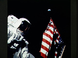 Schmitt tillsammans med den amerikanska flaggan med jorden i bakgrunden.